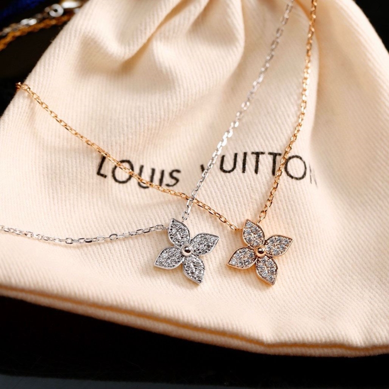 Ba*len*cia*ga necklaces